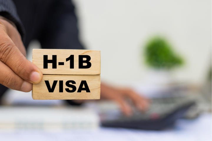 VISAとH-18と書かれたブロックを持つ手の画像