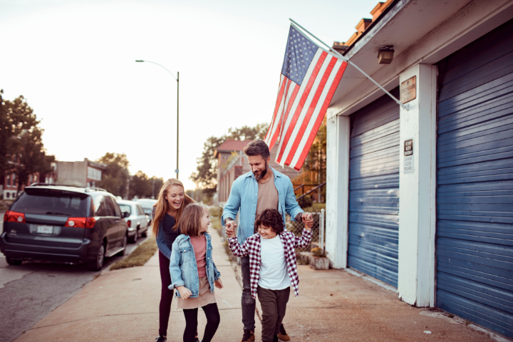 星条旗をバックに休日を楽しむファミリーのイメージ