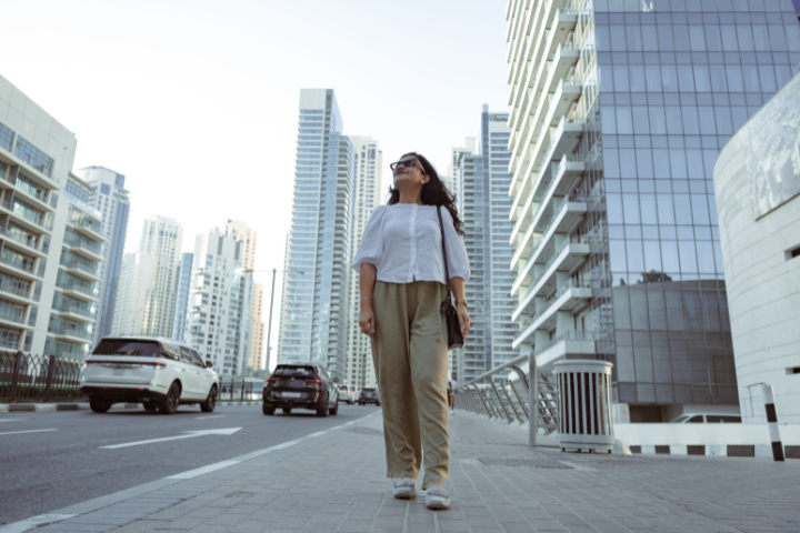 アメリカの街を歩く女性のイメージ