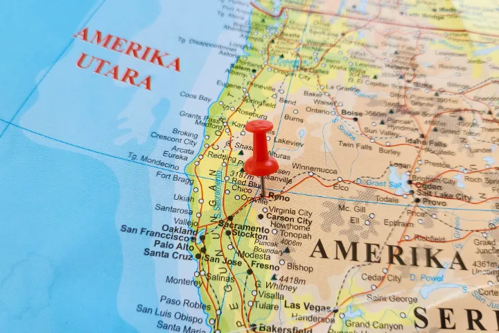 アメリカ大陸に画鋲が刺さっている世界地図のイメージ
