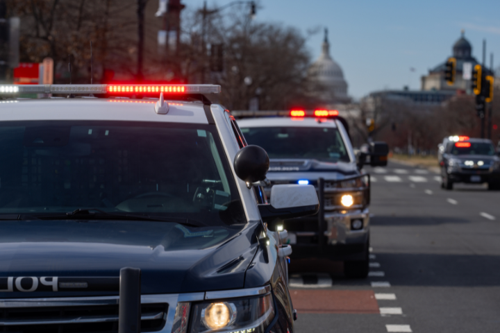 海外のパトカーが走っているイメージ