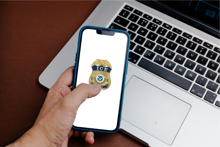 スマートフォンに映っている警察の紋章のイメージ