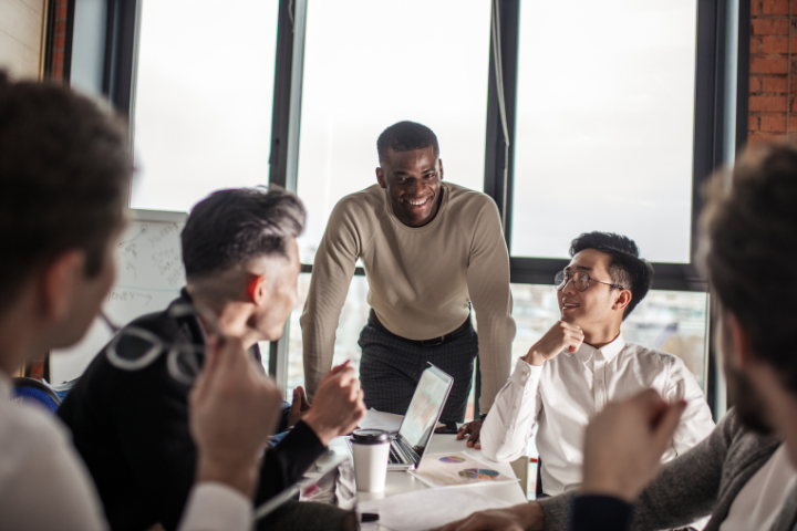 和やかな職場の画像