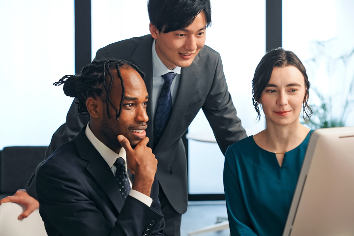 パソコンを見ながら打ち合わせをすると国籍企業の画像