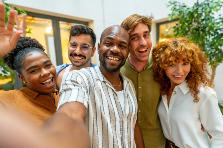 笑顔の男女のアメリカ人のイメージ