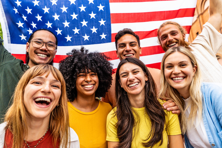 アメリカ国旗とアメリカ人男女の笑顔のイメージ