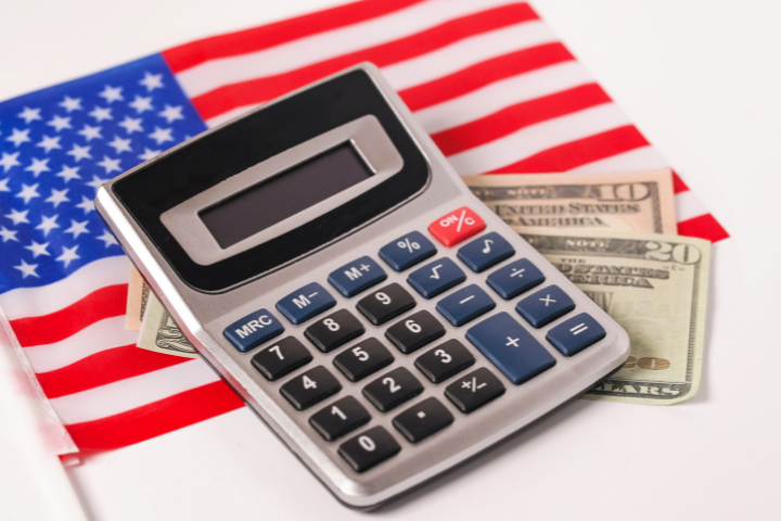 アメリカ国旗と電卓とドルのイメージ