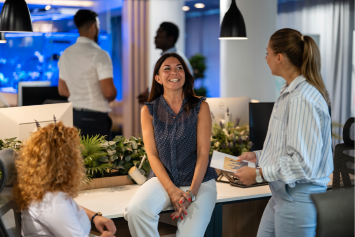 談笑するアメリカ人のイメージ