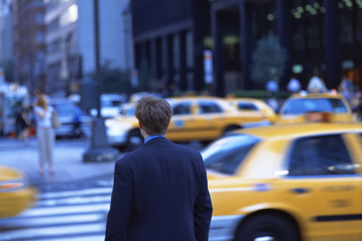 通勤中のサラリーマンのイメージ