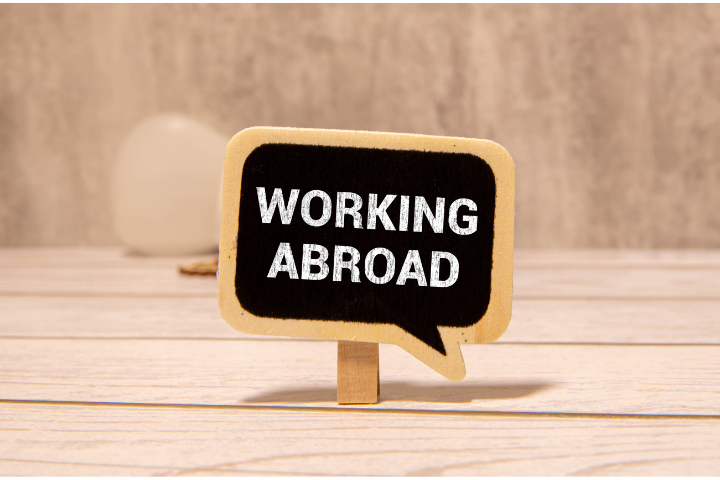 WORKING ABROAD（海外転職）と書かれた吹き出しボードのイメージ