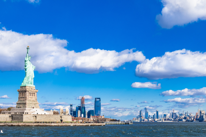 自由の女神とニューヨークの街並みのイメージ