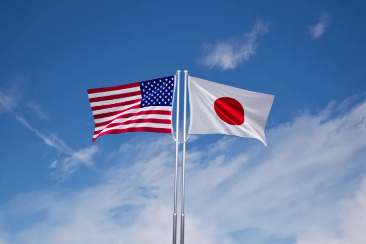 アメリカと日本の国旗が空に掲げられているイメージ