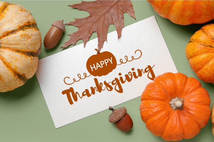 どんぐりとカボチャと感謝祭と書かれたカードのイメージ