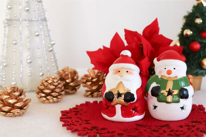 サンタクロースやクリスマスツリーの置物のイメージ