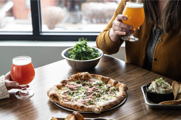 カフェで食事を楽しんでいる女性のイメージ