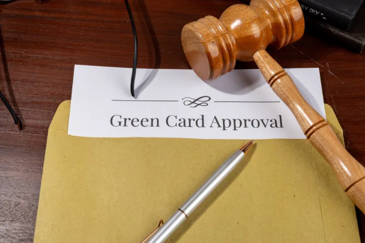 封筒に入ったGreen Card Approvalと書かれた紙のイメージ