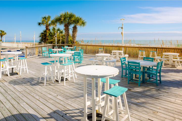 海沿いにあるカフェのイメージ