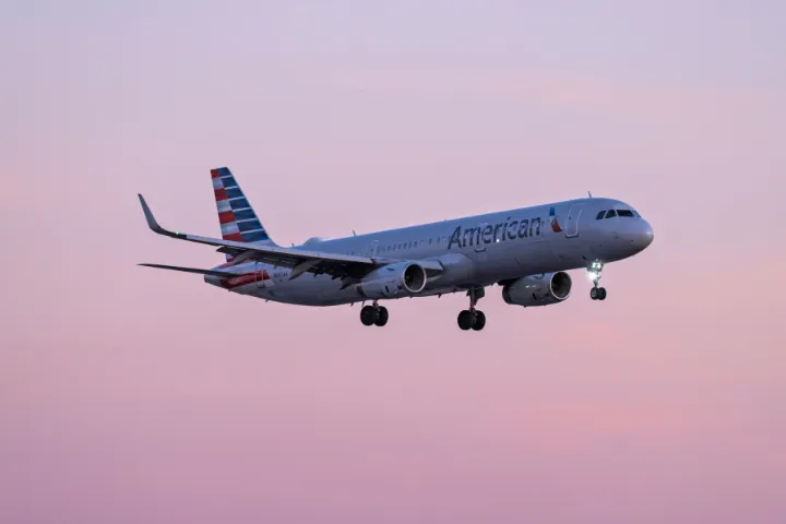 アメリカの飛行機が飛んでいるイメージ