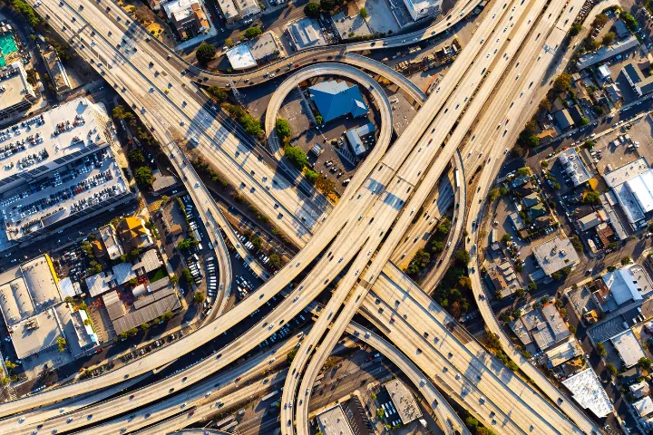 ロサンゼルスのダウンタウンの高速道路の画像