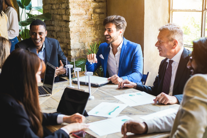 笑いながら商談しているアメリカ人