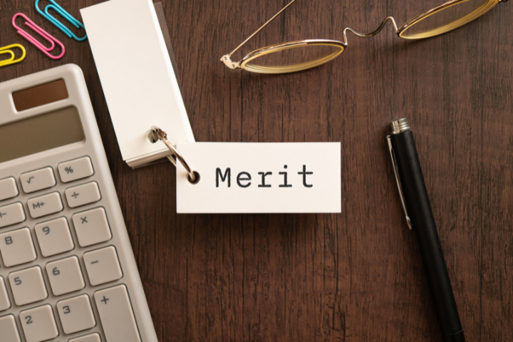 「メリット」という単語が書かれたカードの画像