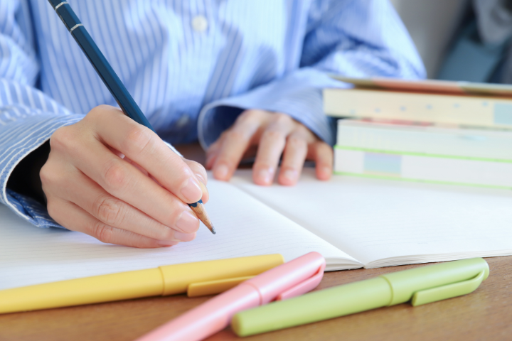 試験の勉強をしている人の画像