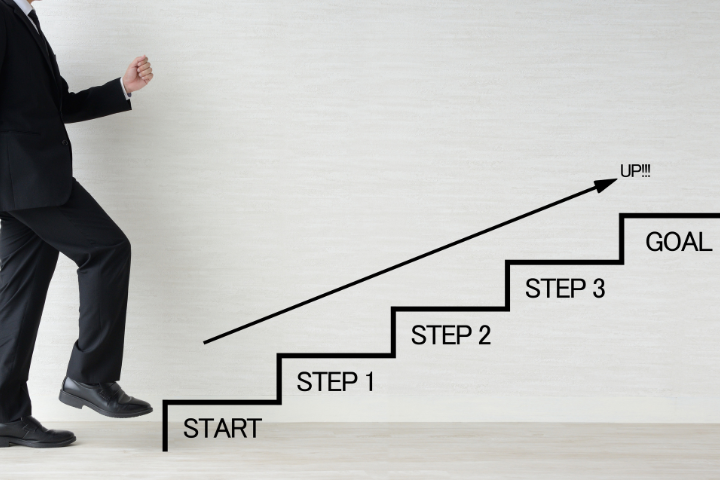 ステップアップするイメージのビジネスマン