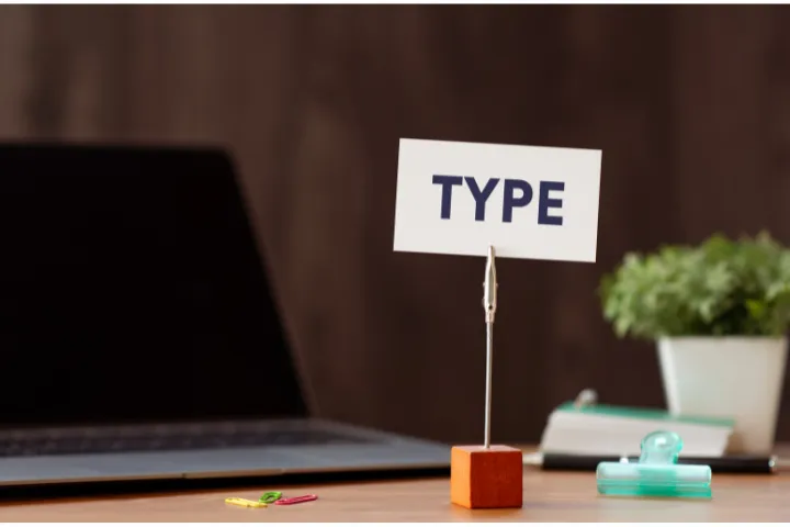 typeと書かれた紙がクリップ留めされているイメージ
