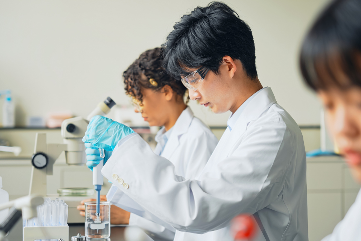 科学実験をする学生のイメージ