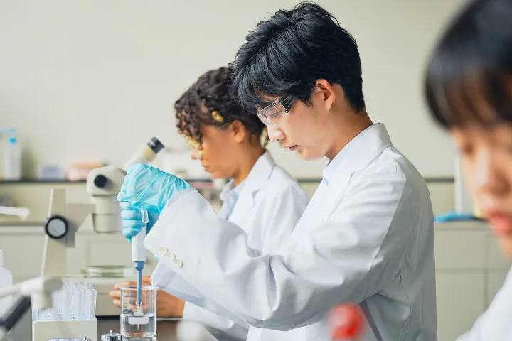 科学実験をする学生のイメージ