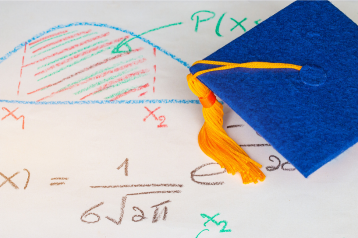 数式が書かれた紙と学生帽のイメージ