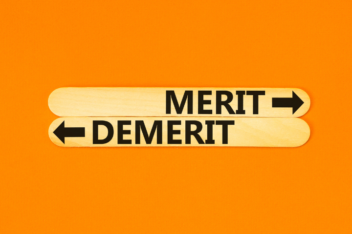 メリットとデメリットと書かれた木の棒のイメージ