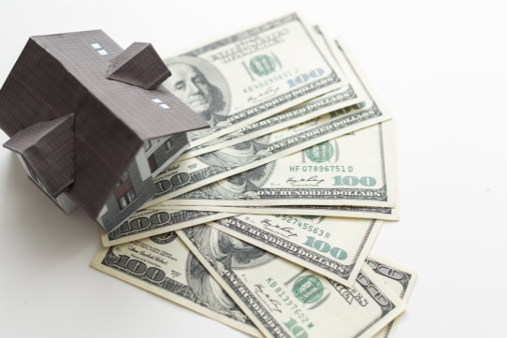 アメリカ紙幣と家の模型のイメージ