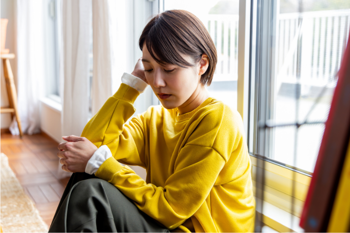 落ち込む女性のイメージ