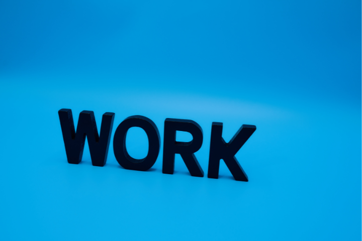 青背景に黒いWORKブロックのイメージ