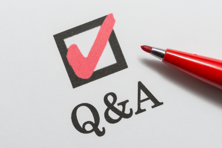 赤ペンとチェックボックスとQ&Aのイメージ