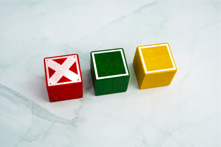 バツ印の赤ブロックと緑、黄色のブロックが並んでいるイメージ