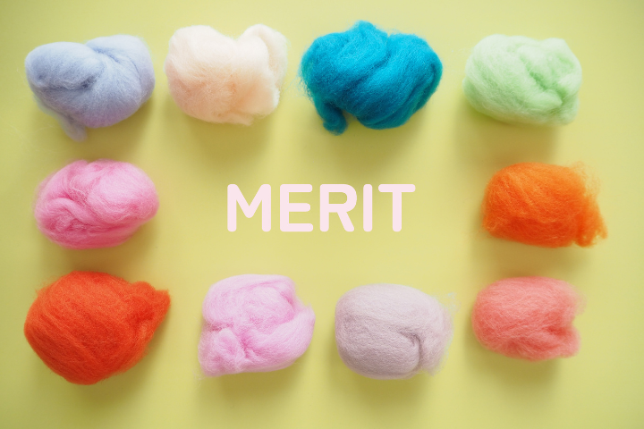 カラフルな綿の中心にメリットと書かれているイメージ