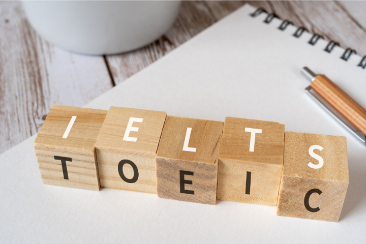 IELTSとTOEICと書かれたブロックの画像