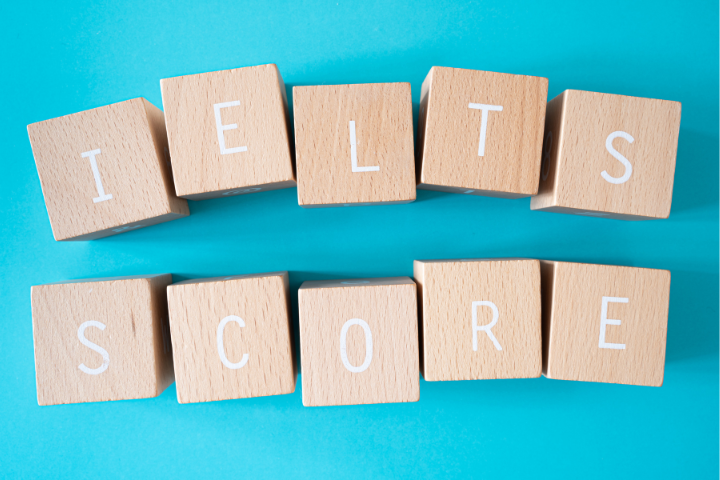 IELTSとSCOREと書かれたブロックの画像