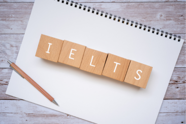 IELTSと書かれたブロックとノートと鉛筆の画像